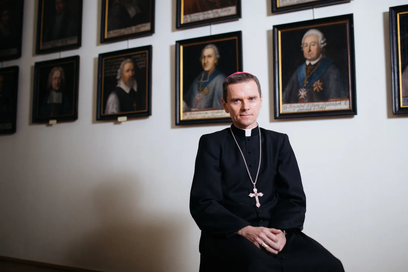 Najmłodszy polski biskup: Zarabiam około 3500 zł na rękę. Mam służbowe mieszkanie i auto