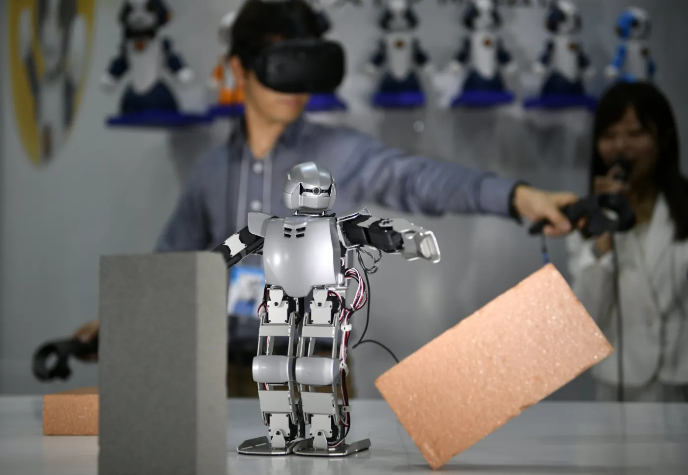 3177628-robot-robovie-z-wyprodukowany.jpg
