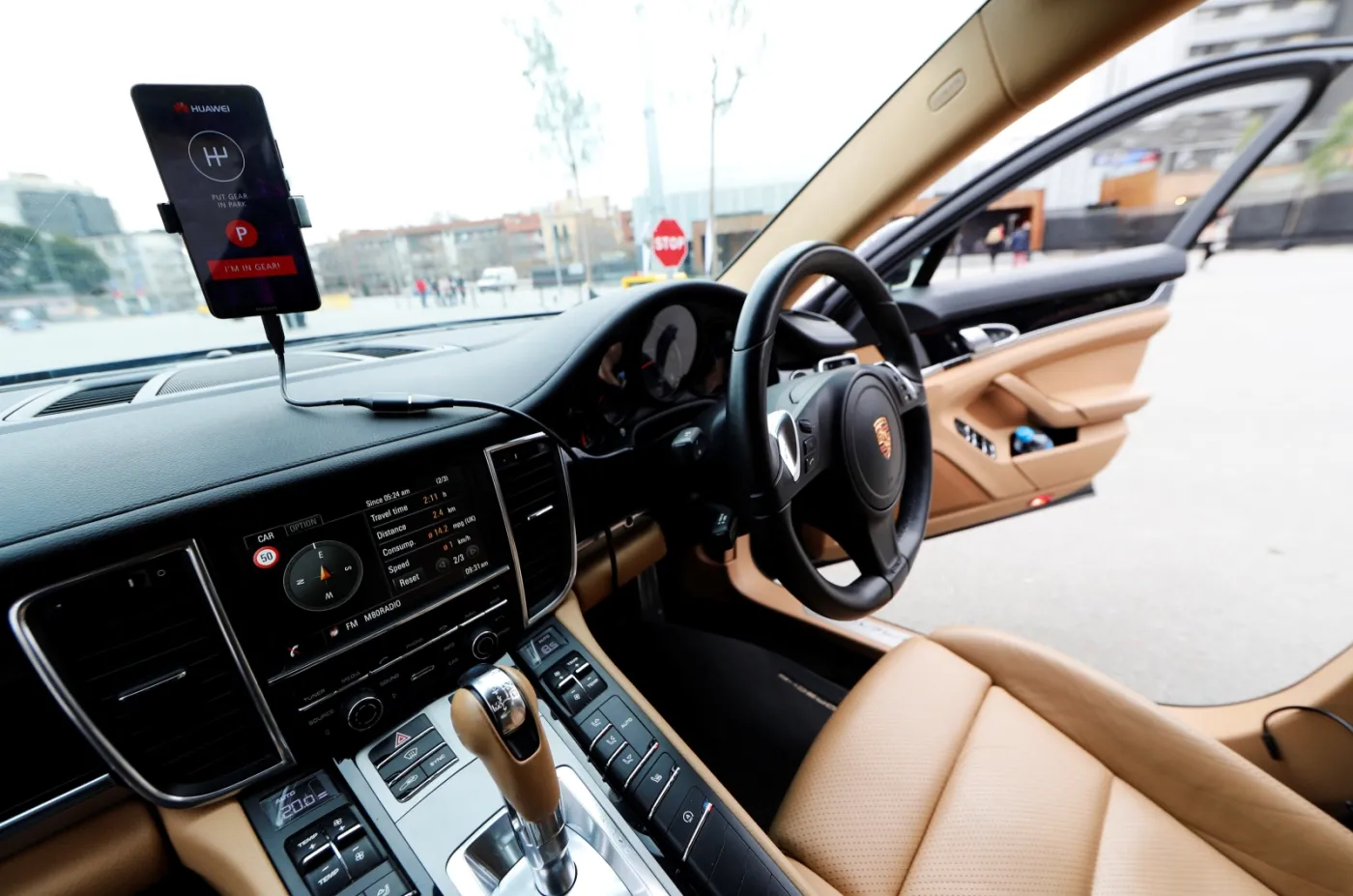 Porsche sterowane przez telefon? Oto najnowsze zdjęcia z Mobile World Congress w Barcelonie