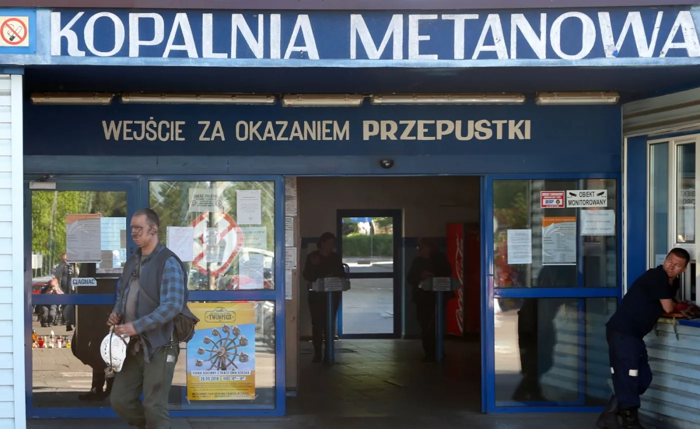 Ratownicy w Zofiówce poszukują źródła sygnału z górniczej lampki