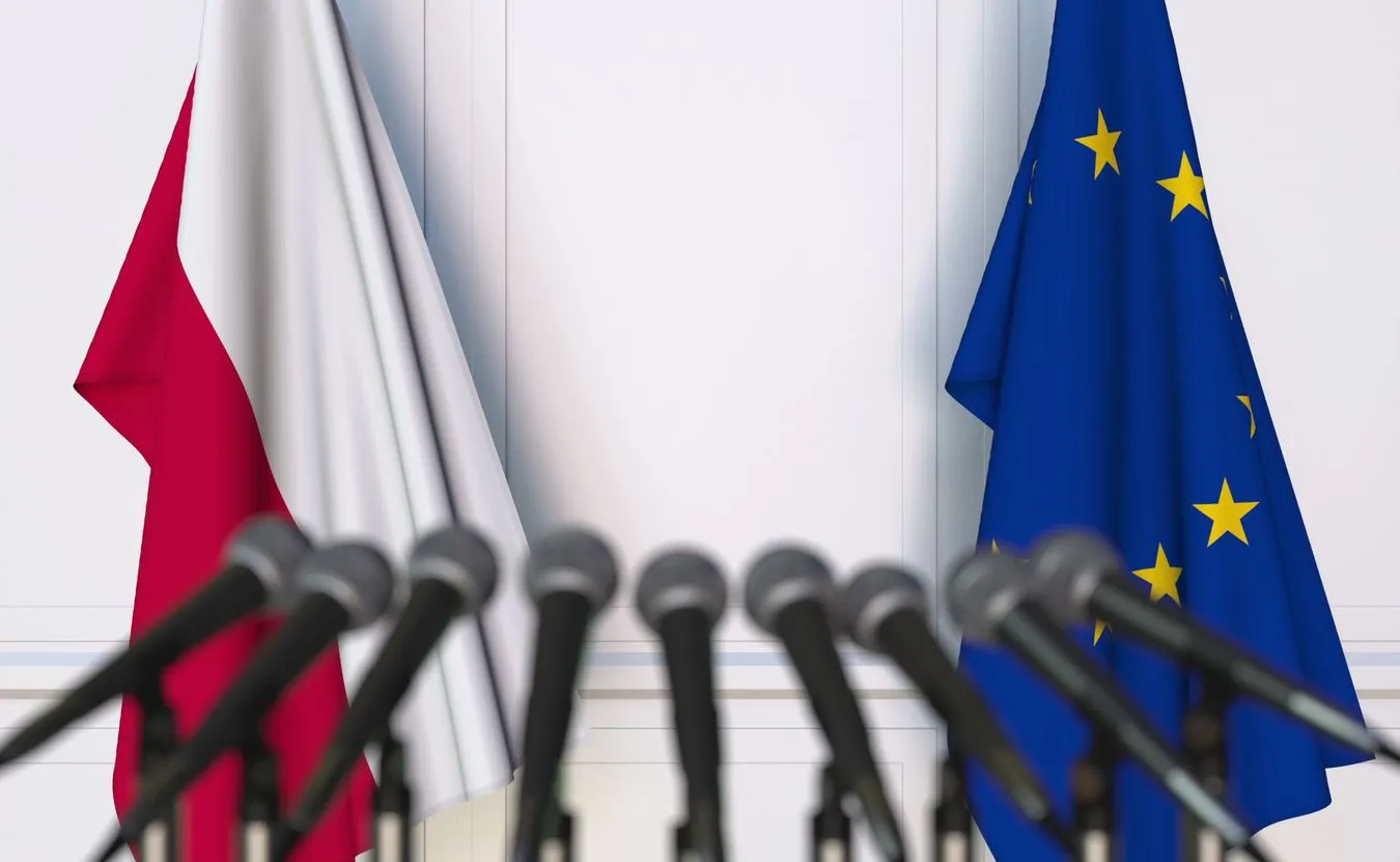 Groźba zastosowania art. 7 to "ingerencja w wewnętrzne sprawy państw"?