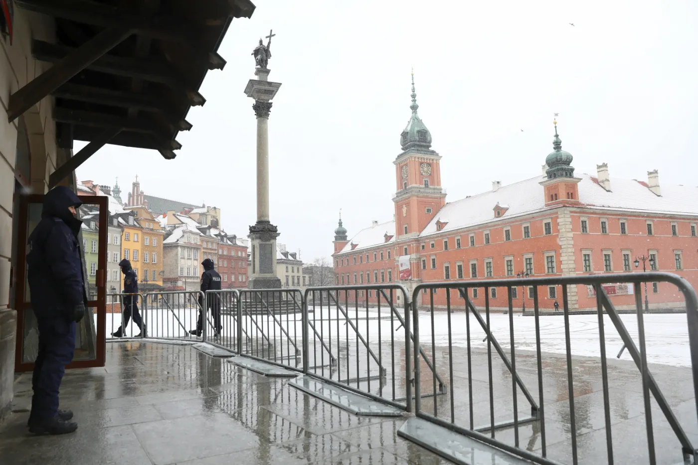 Francuskie media: "Ta kontrowersyjna konferencja może powiększyć odosobnienie Polski w łonie UE"