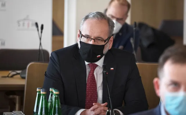 Mutacja koronawirusa z RPA wykryta w Polsce. Niedzielski zapowiada: Przyłbice - nie, chusty - nie, maseczki - tak