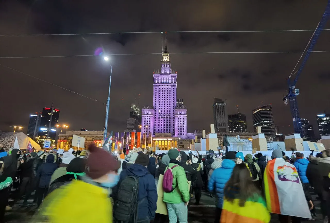 Kolejny akt oskarżenia przeciwko "Babci Kasi"; uderzyła policjanta flagą