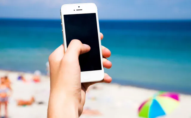 Wakacje w Europie: W Hiszpanii bez masek na plaży, do Grecji po zaszczepieniu lub z testem