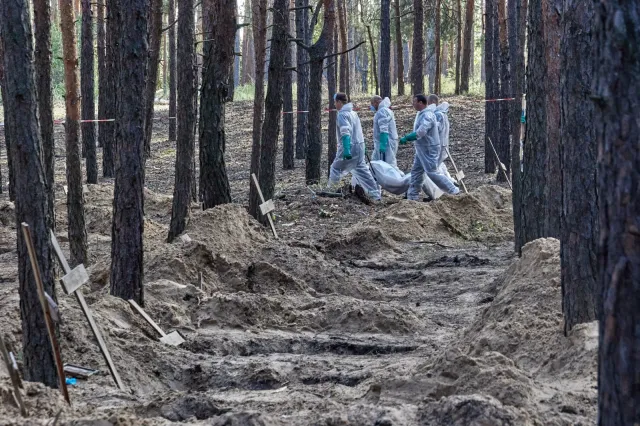"Złamane kości i ślady tortur": W Iziumie trwają ekshumacje ciał
