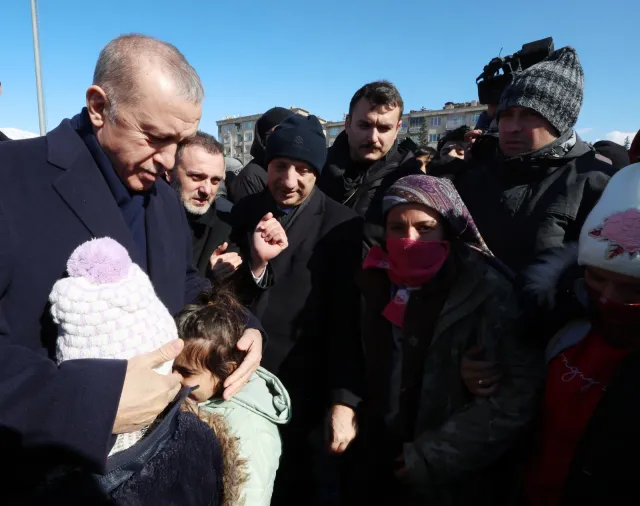 Erdogan: Były pewne problemy w pierwszej reakcji na trzęsienia ziemi