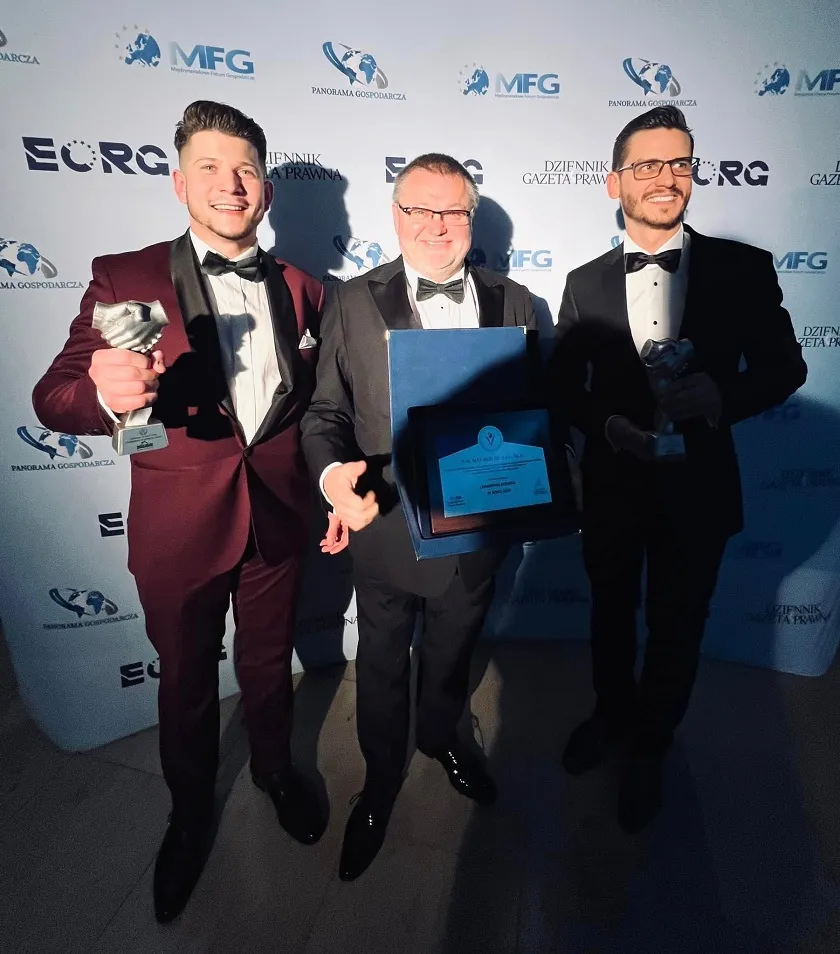 W ramach uznania za przeprowadzone na wysokim poziomie Forum Prezes Jacek Rutkowski wręczył symboliczne statuetki przyjaźni PW. MAT-BUD wydane z okazji jubileuszu 25-lecia firmy dla organizatora - Prezesa Europejskiego Ośrodka Rozwoju Gospodarki - Michała Pomarańskiego oraz patrona medialnego wydarzenia - Redaktora Naczelnego Panoramy Gospodarczej - Bartosza Parchoniuka.