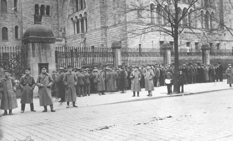 Żołnierze niemieccy pod Zamkiem Cesarskim w Poznaniu, 1918, źródło: Narodowe Archiwum Cyfrowe (Sygnatura: 1-H-40)