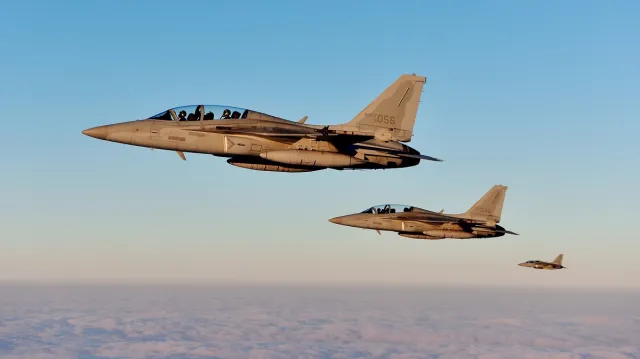 Szef MON: W Warszawie wylądowały kolejne dwa samoloty FA-50 dla Sił Powietrznych