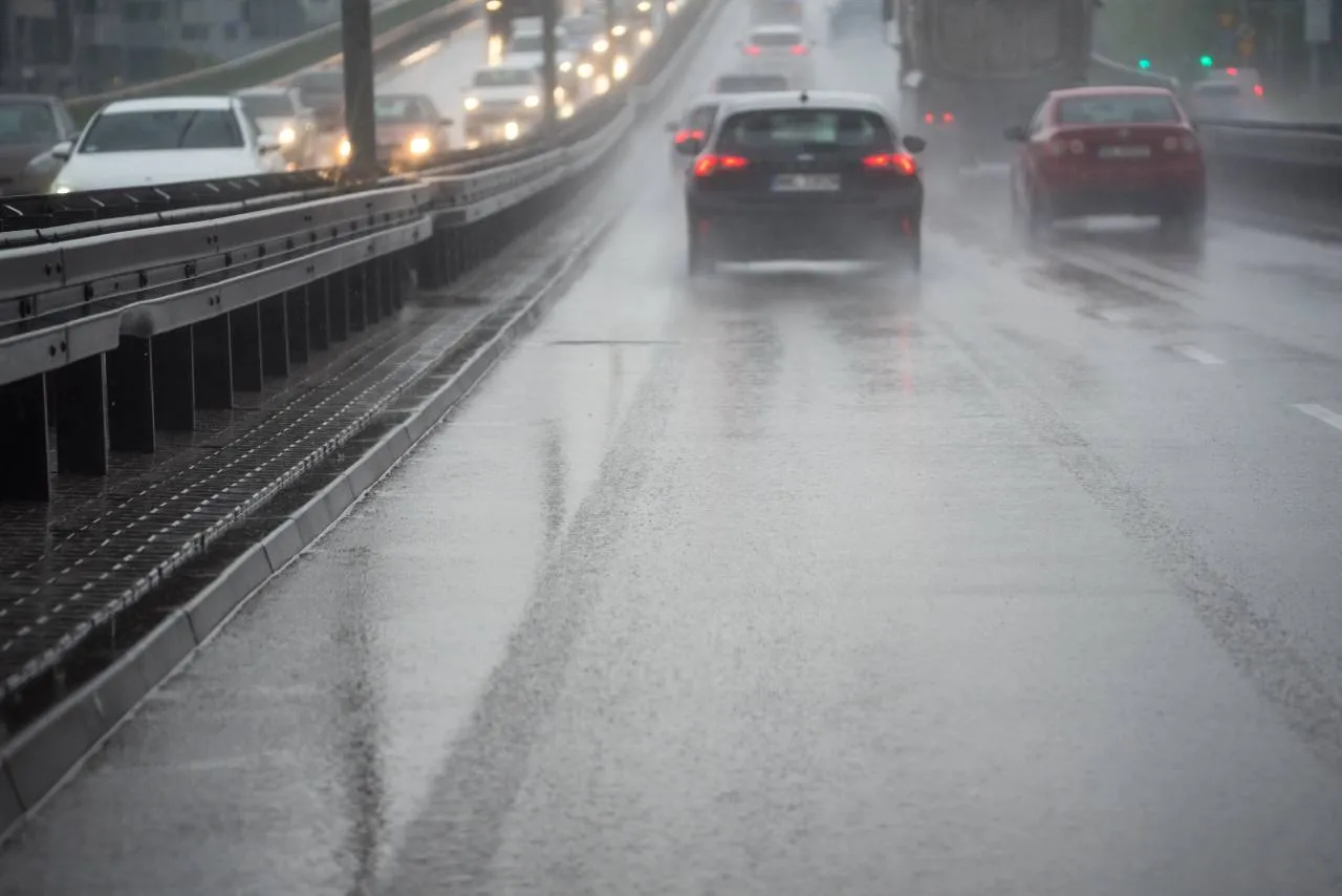 Zatrzymywanie się na autostradzie podczas burzy. Czy to dozwolone?