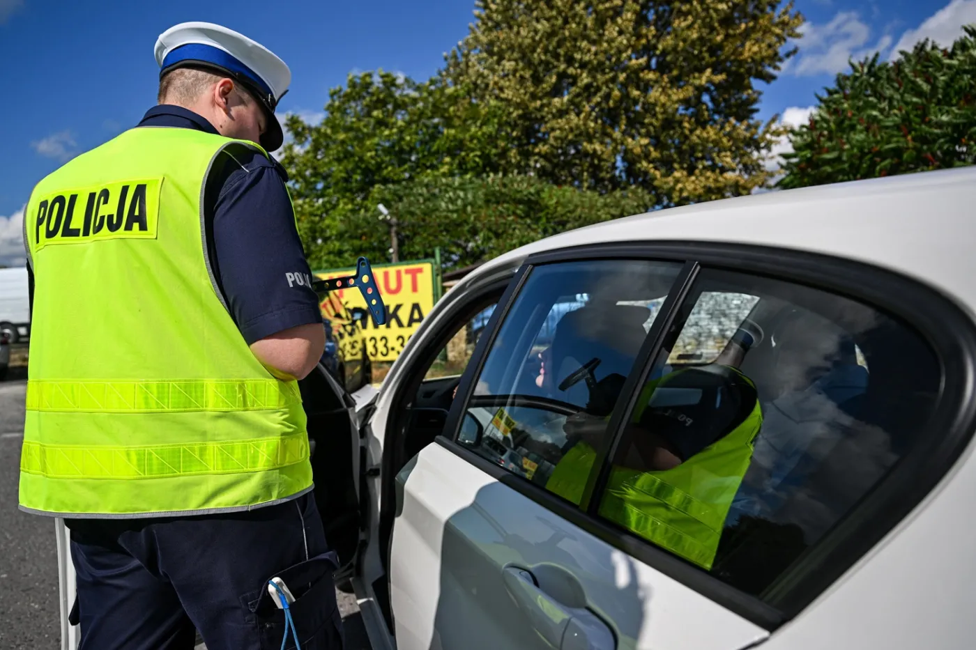 Nieświadomi kierowcy płacą nawet 5000 zł. Sprawdź, jak uniknąć mandatu