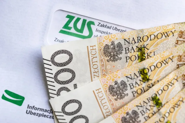 Ile zyskają emeryci w 2025 r.? Prawie 3800 zł ekstra z dodatków