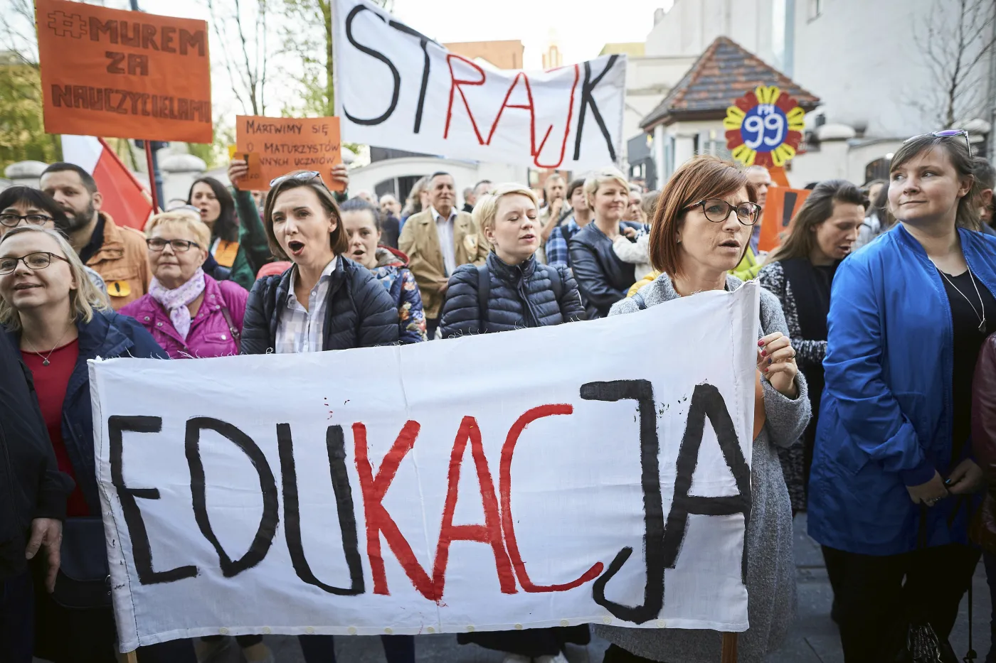 Oświata w drgawkach, związki zawodowe w niemocy. Nauczyciele punktują nie tylko MEN