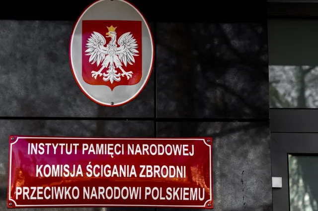 Obława Augustowska – największa powojenna zbrodnia Rosjan na Polakach. Tablica w Wiżajnach