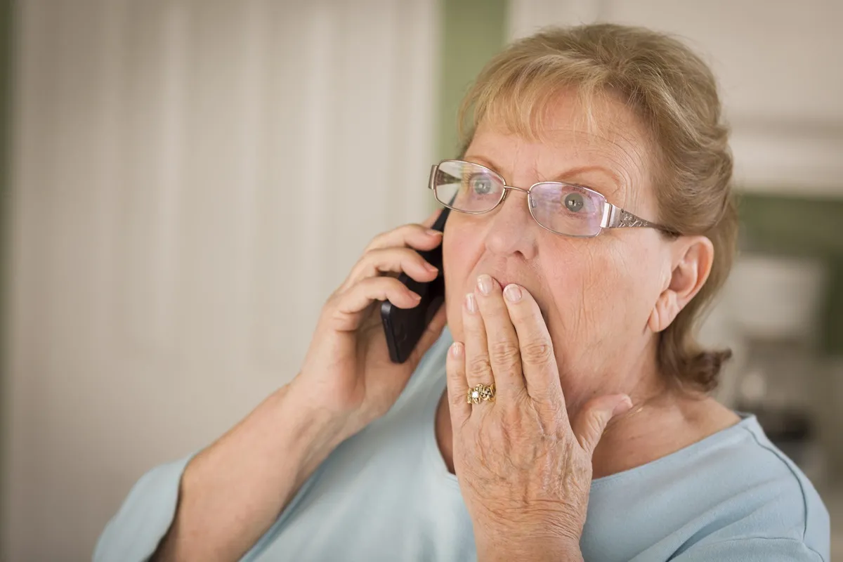 senior, emeryt, zaskoczony, telefon