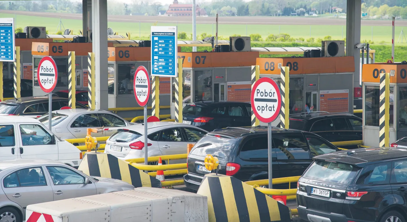 Większość kierowców nadal płaci klasycznie – gotówką lub kartą na bramkach
