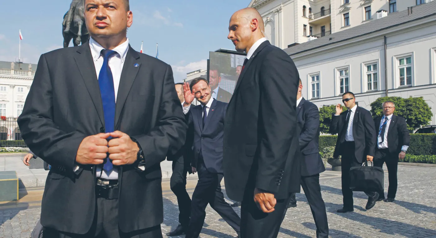 Prezydent i ministrowie zagrają w wojnę