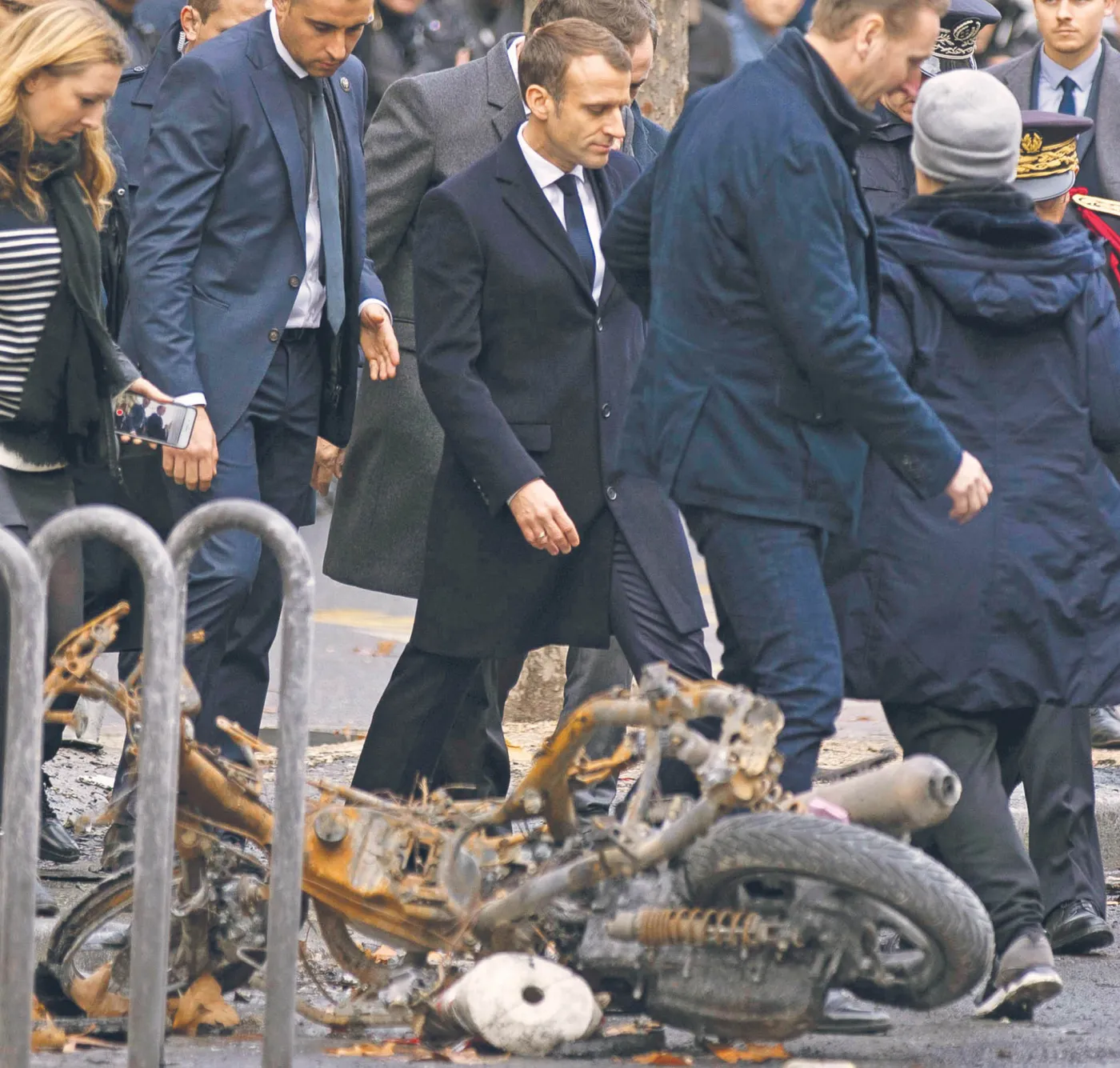 Macron nie chce, a musi, lecz nie ma poparcia