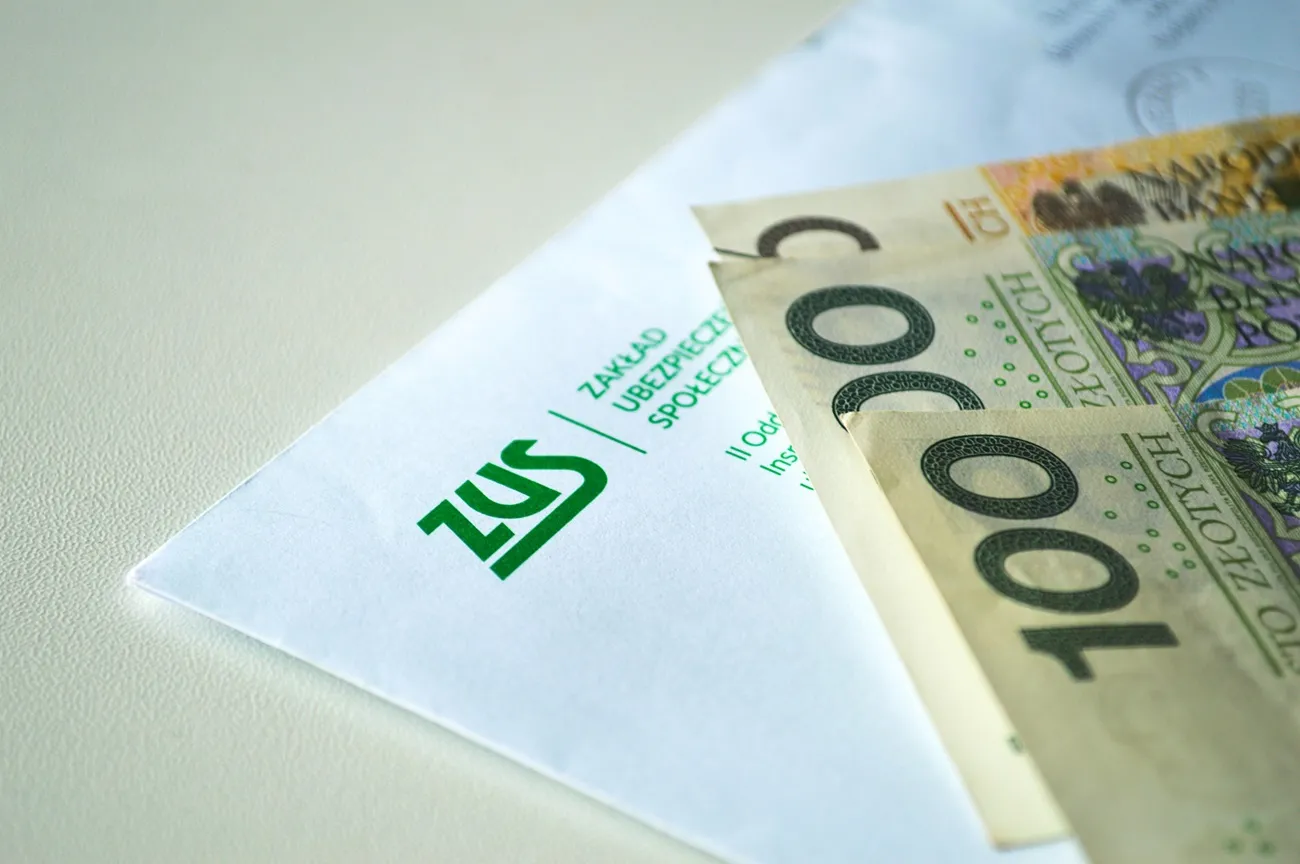 zus, koperta, pieniądze, banknoty