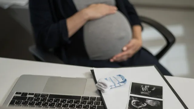 L4 dla ciężarnej. Kto wypłaca zasiłek chorobowy i czy można go stracić w ciąży?
