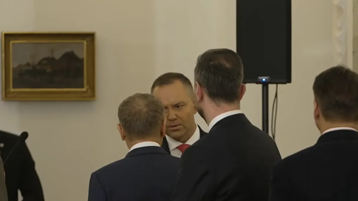 Przed posiedzeniem Rady Bezpieczeństwa Narodowego 11 lutego br.: prezydent Karol Nawrocki wita się z premierem Donaldem Tuskiem