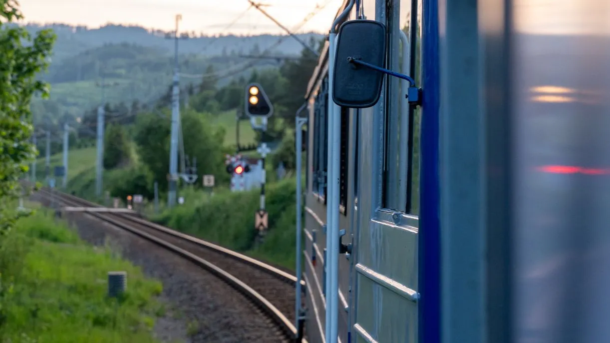 pociąg tory kolej pkp intercity