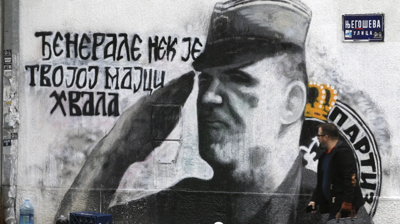 Mural z podobizną Ratko Mladicia w Belgradzie, stolicy Serbii, 30 grudnia 2021 r