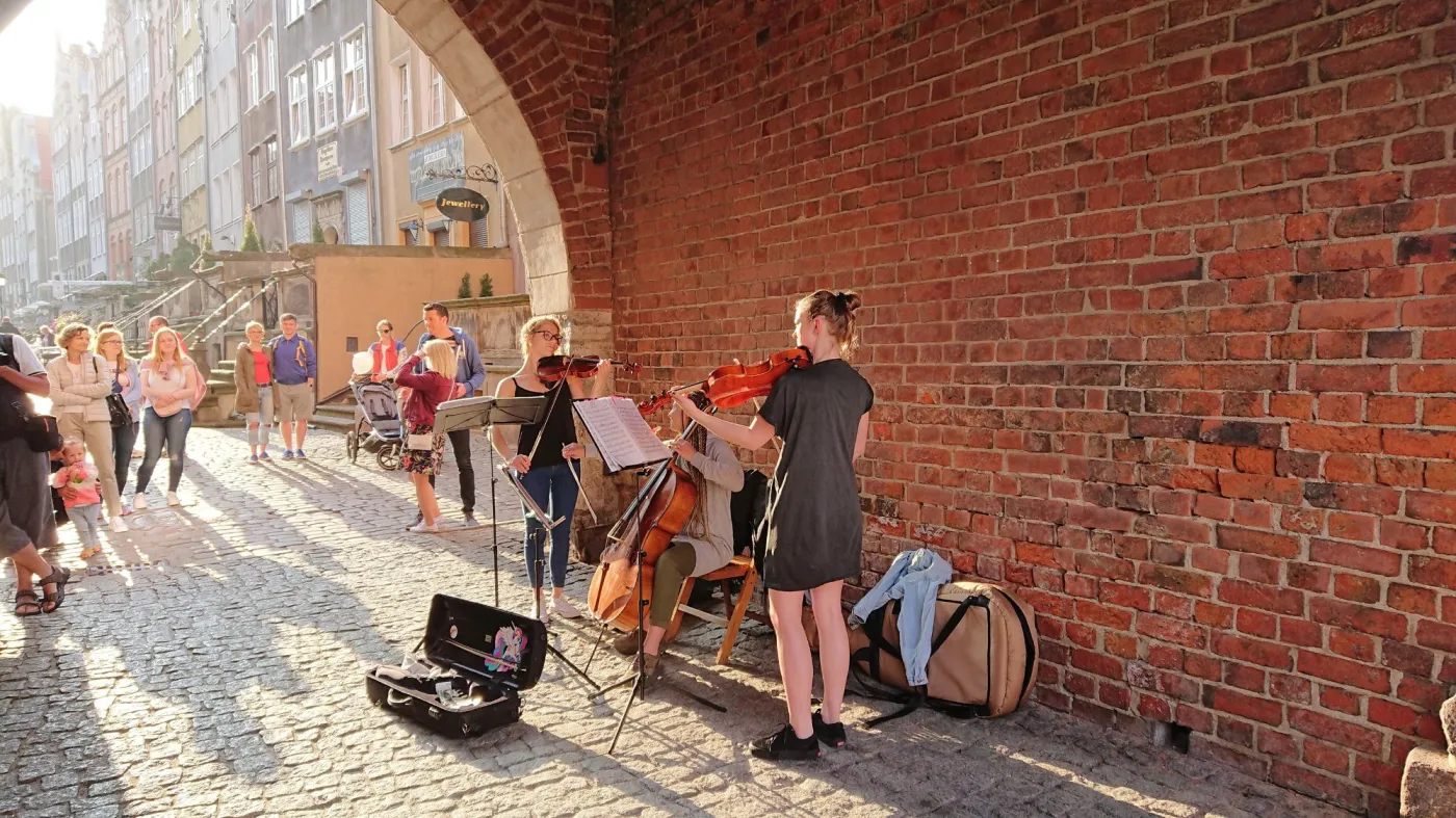 Osoba grająca na instrumencie na ulicy, artysta, sposób zarabiania na życie