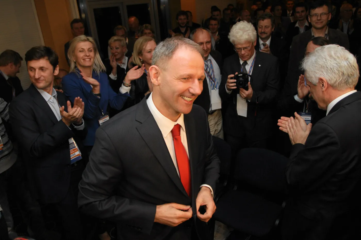 Protasiewicz witany brawami przez polityków po pokonaniu Schetyny