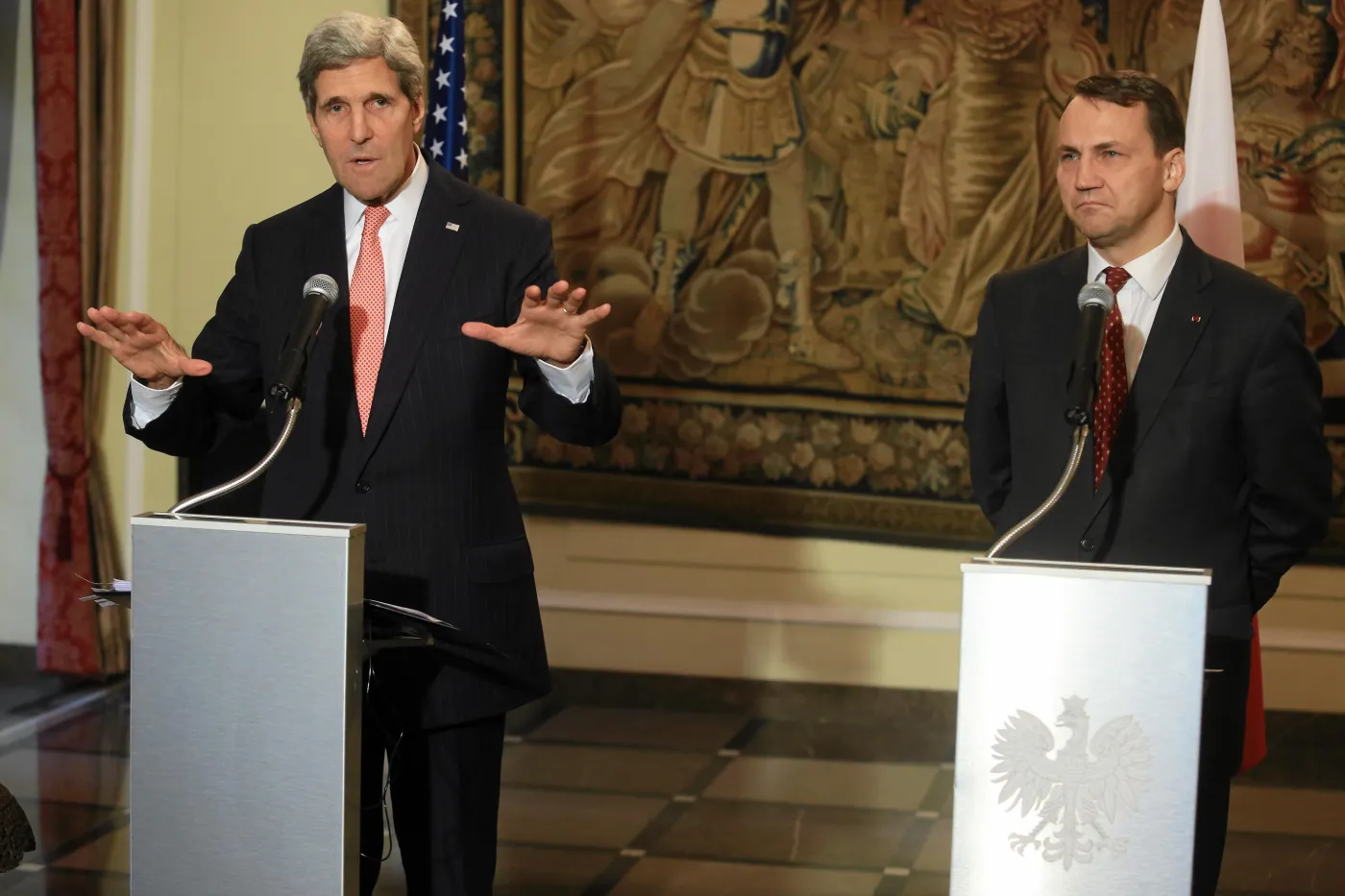 Sekretarz stanu USA John Kerry i minister spraw zagranicznych Radosław Sikorski podczas konferencji prasowej.