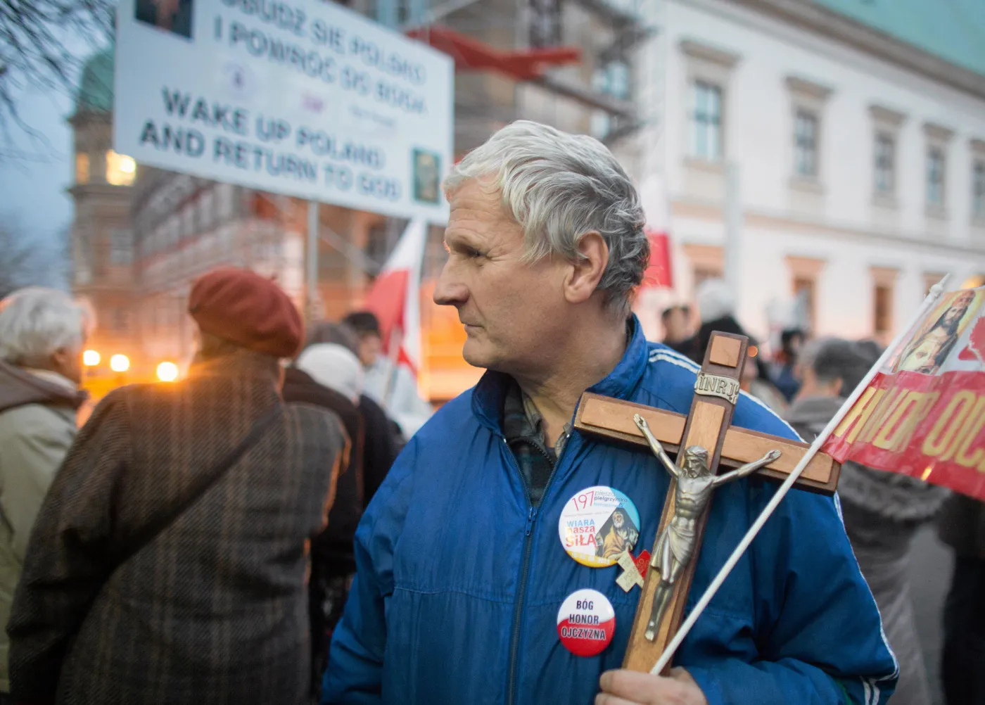 Manifestacja srodowisk zwiazanych z Radiem Maryja i Telewizja Trwam przeciwko wystawie "Adoracja" Jacka Markiewicza w Centrum Sztuki Wspolczesnej