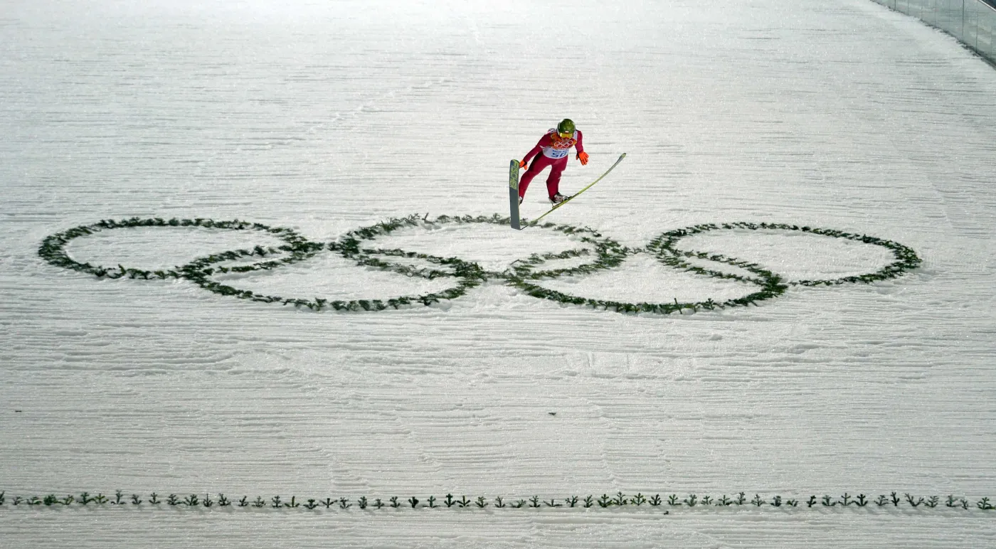 Kamil Stoch w powietrzu w drugiej serii indywidualnego konkursu skoków na dużej skoczni w Soczi