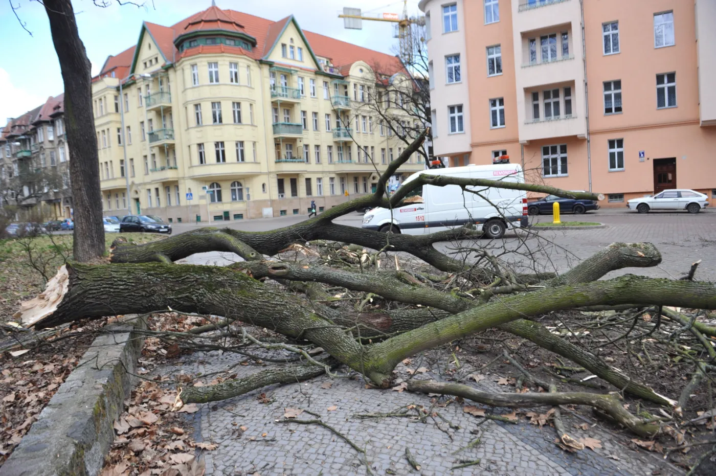 Wichury nad Polską: Ponad 55 tys gospodarstw wciąż bez prądu