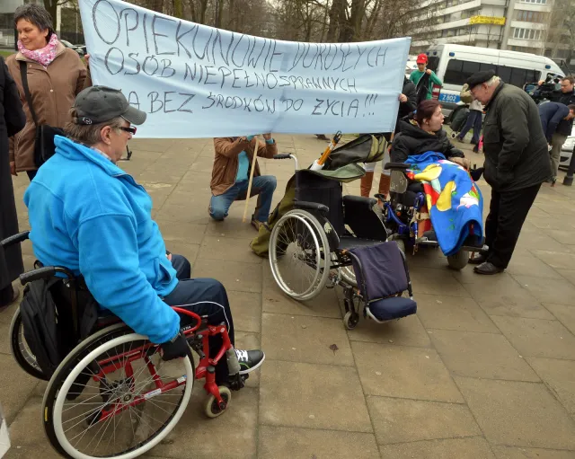 Opiekunowie niepełnosprawnych dorosłych protestują - też chcą od Tuska podwyżki
