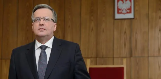 Prezydent Bronisław Komorowski podpisuje ustawę o sądach. Fot. PAP/Jakub Kaczmarczyk