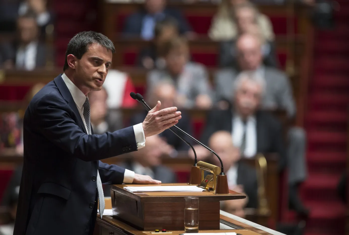 Premier Francji odbiera ministrom telefony komórkowe