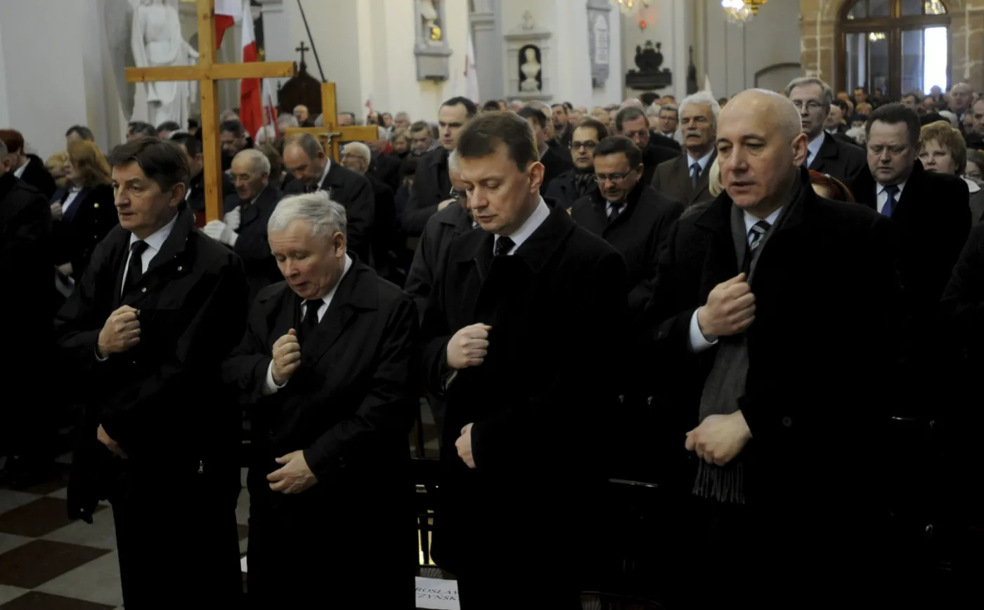 Politycy PiS (L-P): Marek Kuchciński, Jarosław Kaczyński, Mariusz Błaszczak i Joachim Brudziński w czasie mszy świętej w intencji ofiar, 10 bm. w kościele Seminaryjnym na Krakowskim Przedmieściu. Dziś odbywają się obchody czwartej rocznicy katastrofy samolotu Tu-154M, w której zginęło 96 osób, w tym prezydent Lech Kaczyński, jego żona i wielu wysokich rangą urzędników państwowych i dowódców wojskowych. 