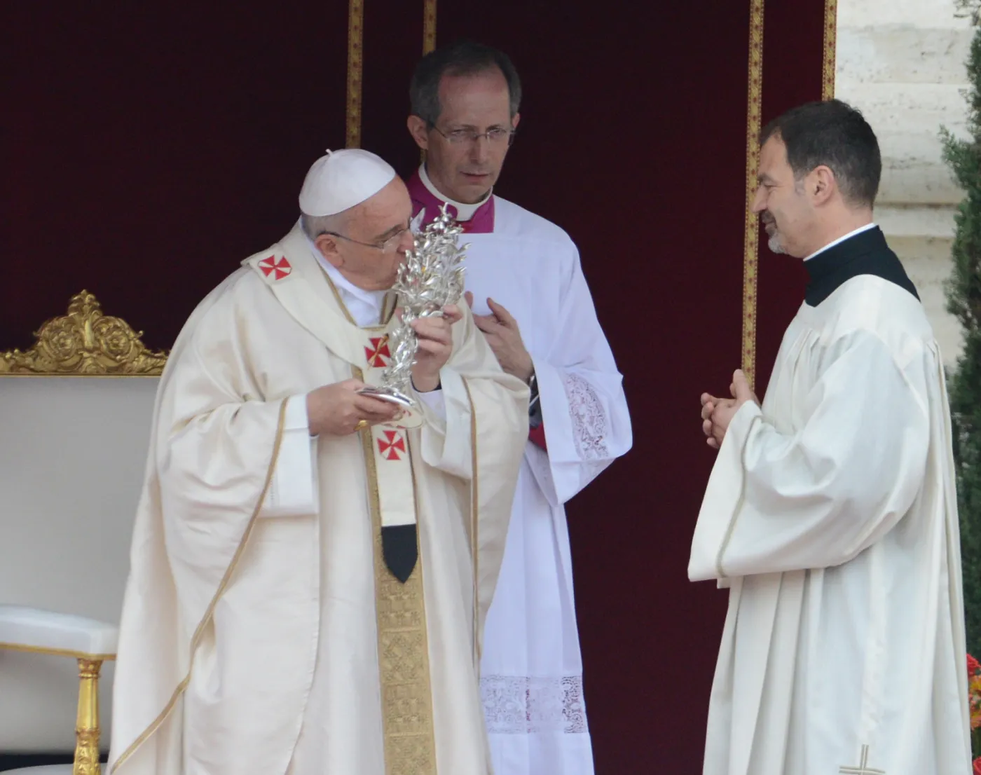 Papież Franciszek całuje relikwię Jana XXIII w trakcie mszy kanonizacyjnej