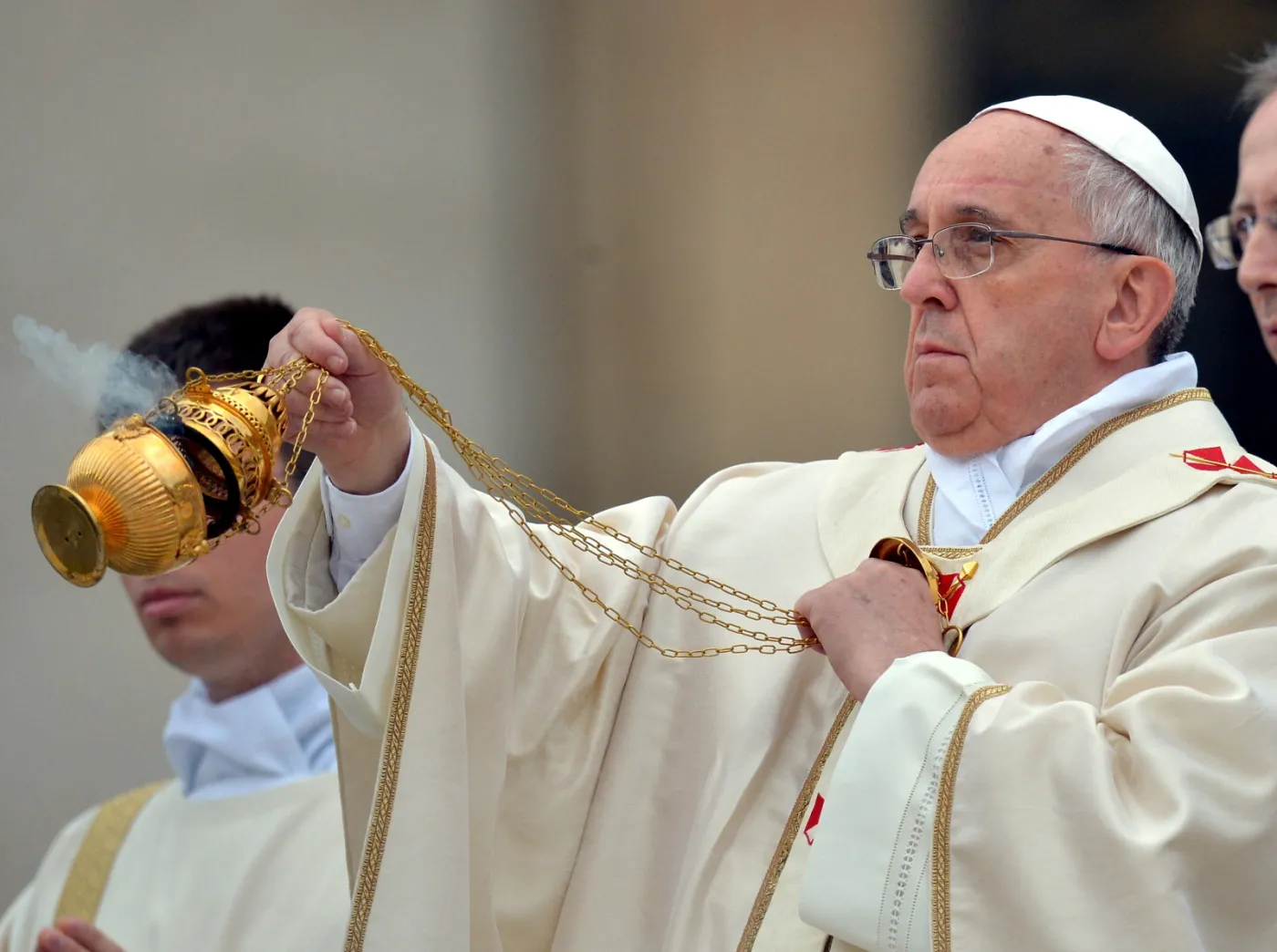 Papież Franciszek okadza relikwie Jana Pawła II i Jana XXIII podczas mszy Watykanie