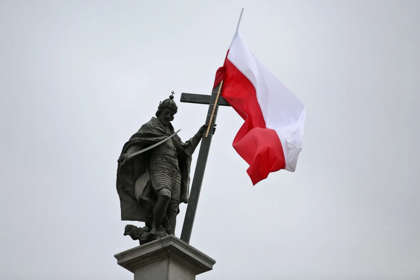 Pomnik króla Zygmunta III Wazy przystrojony flagą narodową. Fot. PAP/Rafał Guz 