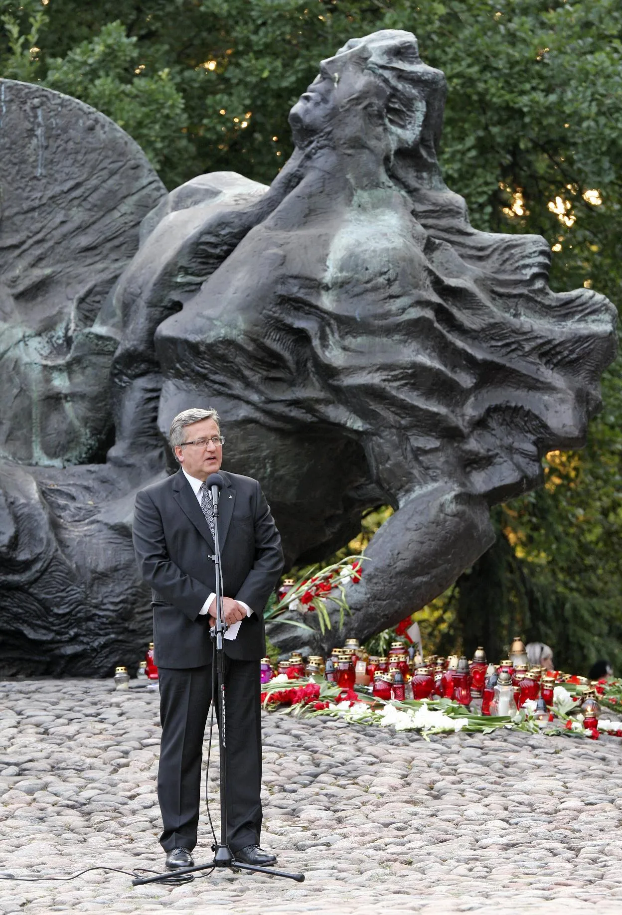 BOR zablokowało pomnik Polegli-Niepokonani? Rewidowano dzieci, powstańców i zabierano wieńce