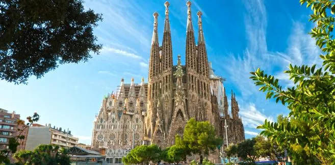 Sagrada Familia - Świątynia Pokutna Świętej Rodziny – secesyjny kościół w Barcelonie w Katalonii o statusie bazyliki mniejszej, uważany za główne osiągnięcie projektanta Antoniego Gaudíego. Budowę świątyni rozpoczęto w 1882 roku do dzisiaj jej nie skończono.