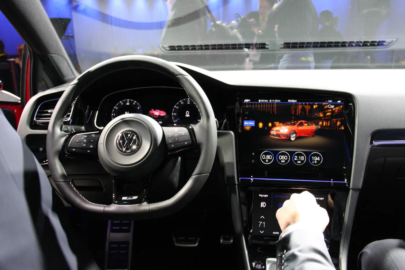 2041830-golf-r-touch-z-trzema-ekranami.jpg