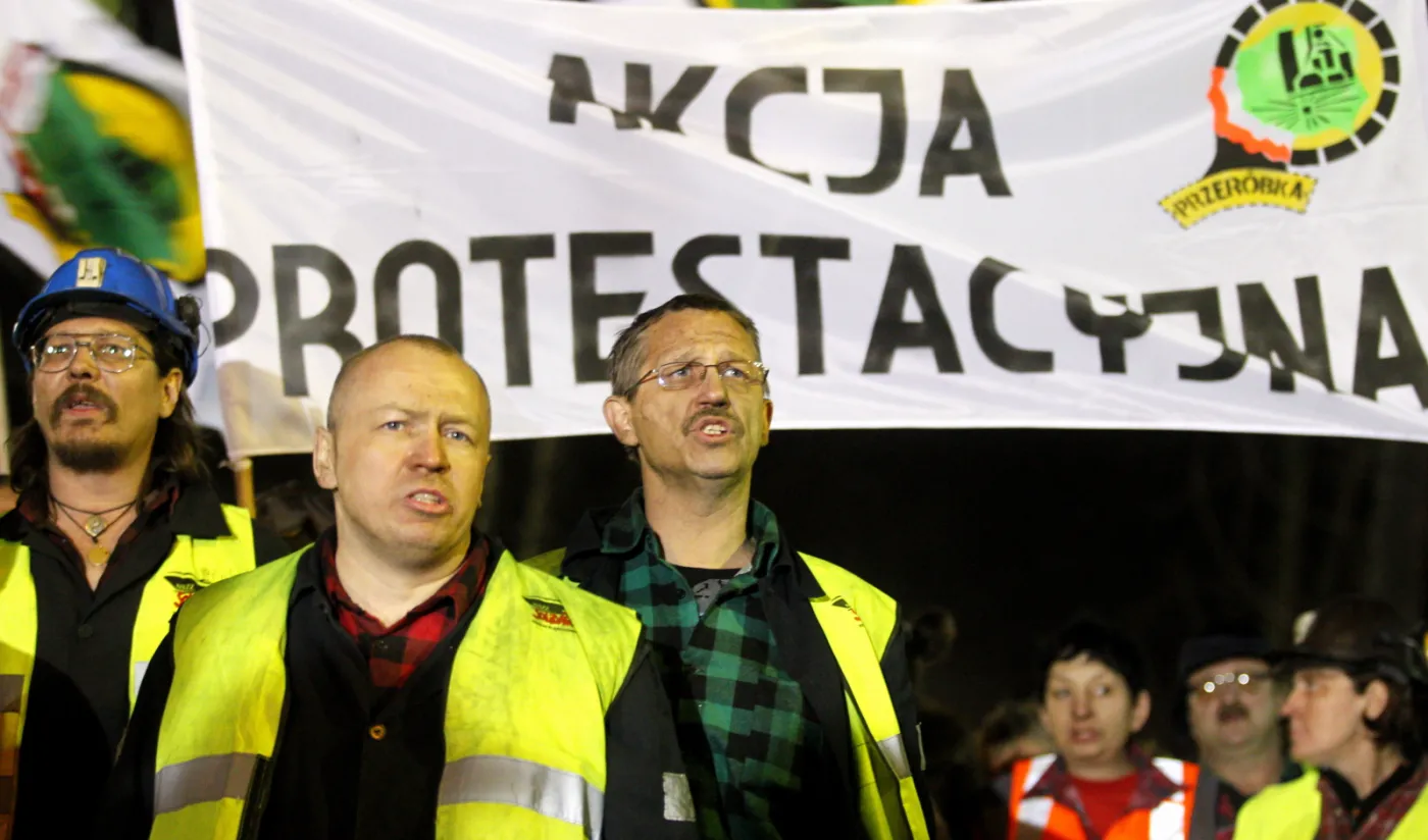 2047171-protestujacy-gornicy-przy-bramie.jpg