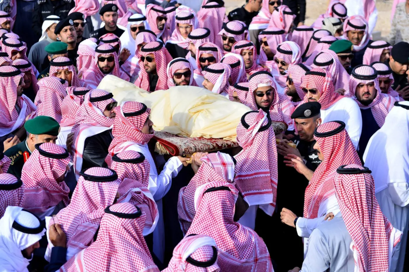 Pogrzeb króla Arabii Saudyjskiej, źródło: EPA/SAUDI PRESS AGENCY, Dostawca: PAP/EPA.