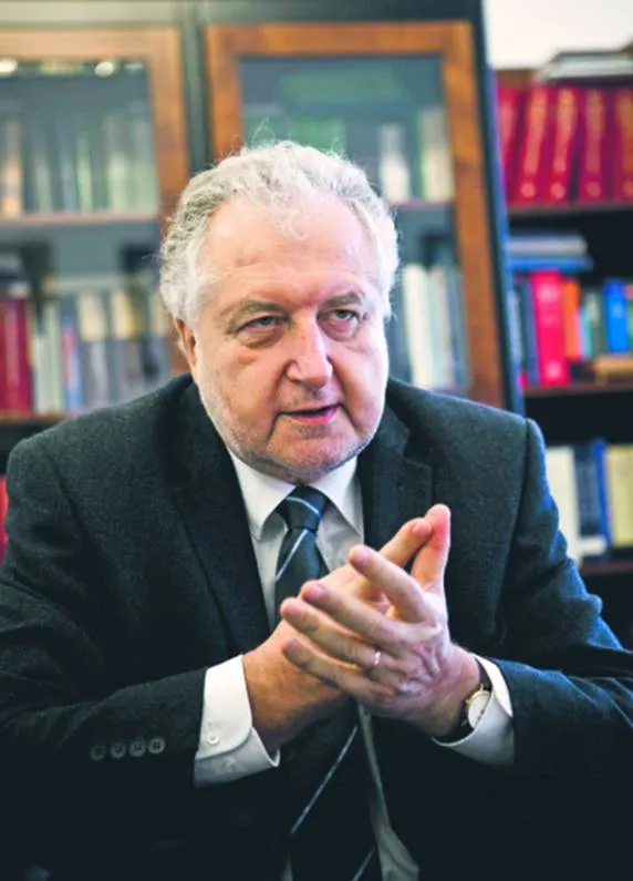 Prawodawca ślizga się po ostrzu noża