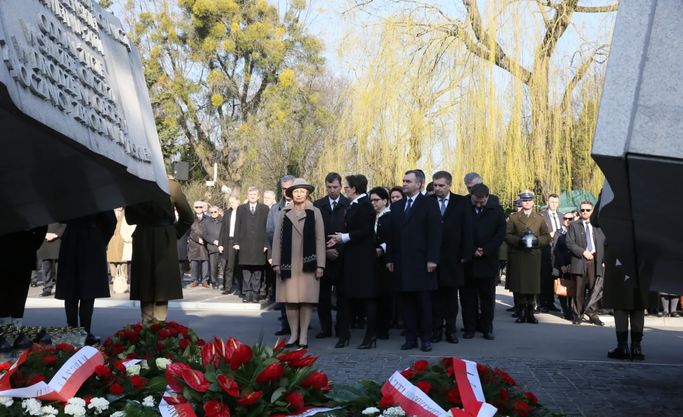 2142055-premier-ewa-kopacz-z-ministrami.jpg