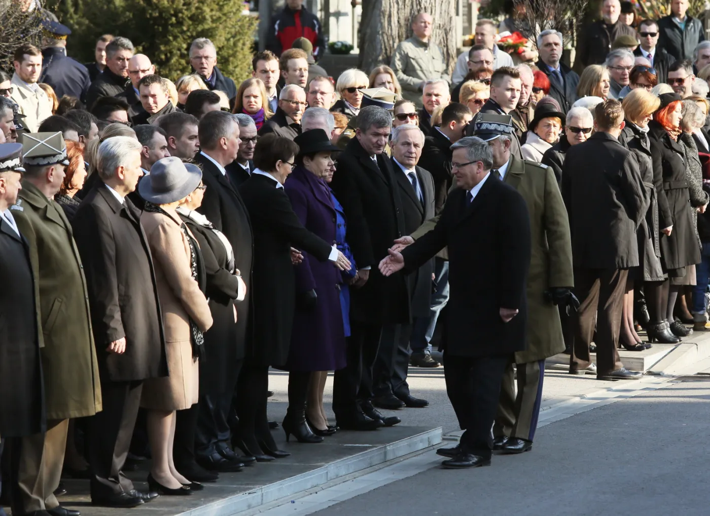 Prezydent Bronisław Komorowski, premier Ewa Kopacz, podczas uroczystości przy pomniku upamiętniającym ofiary katastrofy smoleńskiej, na Cmentarzu Wojskowym na warszawskich Powązkach, 10 bm. w 5. rocznicę katastrofy