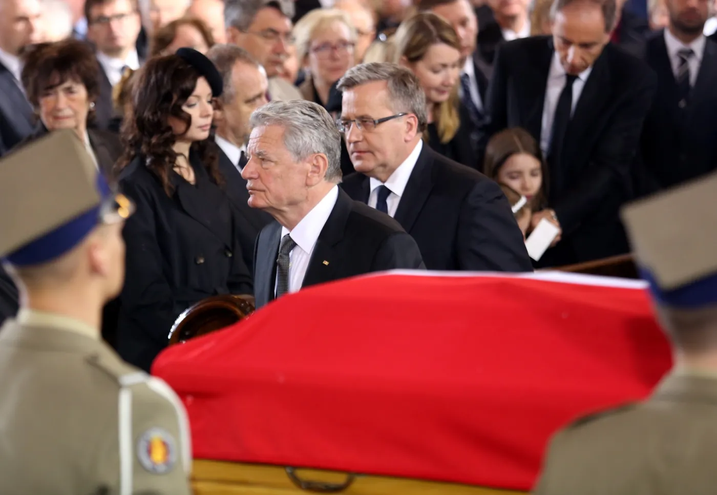 Uroczystości pogrzebowe profesora Władysława Bartoszewskiego - prezydent Niemiec Joachim Gauck (L) i prezydent RP Bronisław Komorowski (P), podczas mszy żałobnej w Bazylice Archikatedralnej św. Jana Chrzciciela w Warszawie